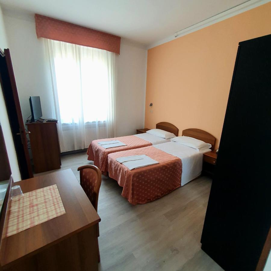 Hotel Perla Massa Lombarda ภายนอก รูปภาพ