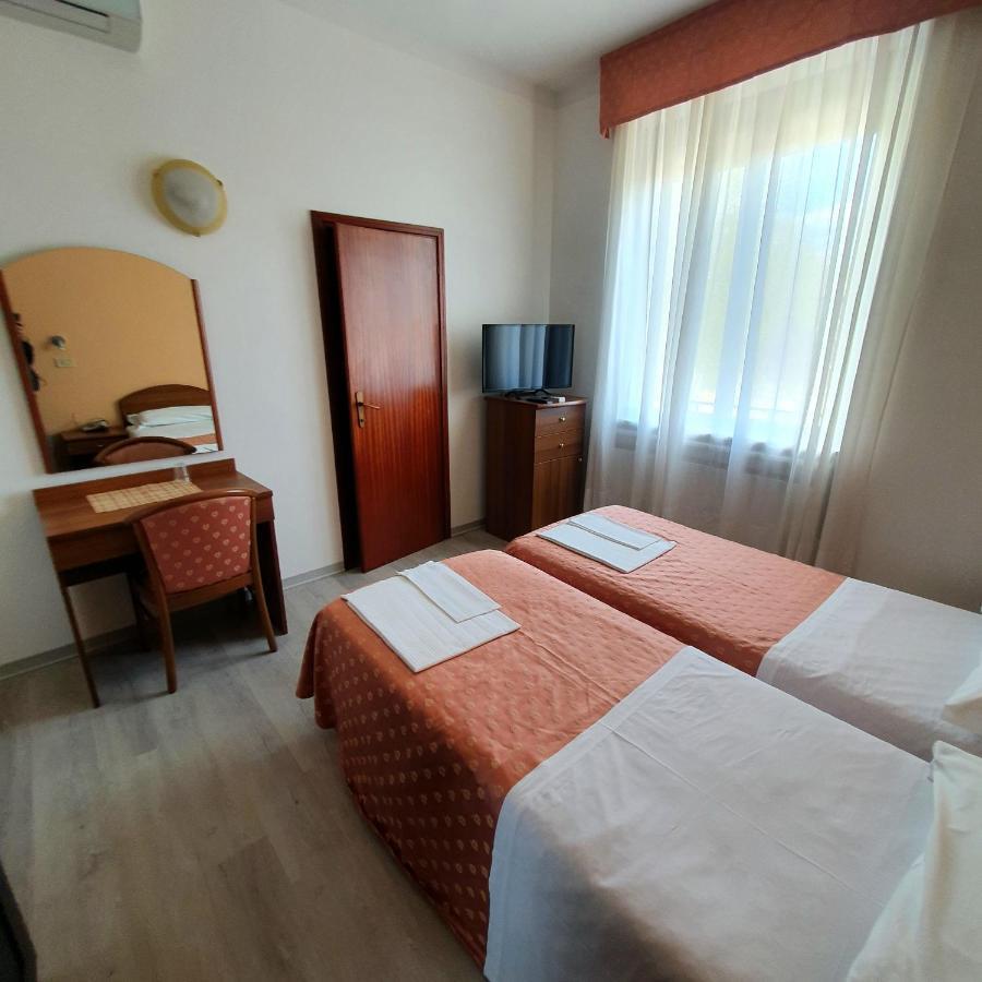 Hotel Perla Massa Lombarda ภายนอก รูปภาพ