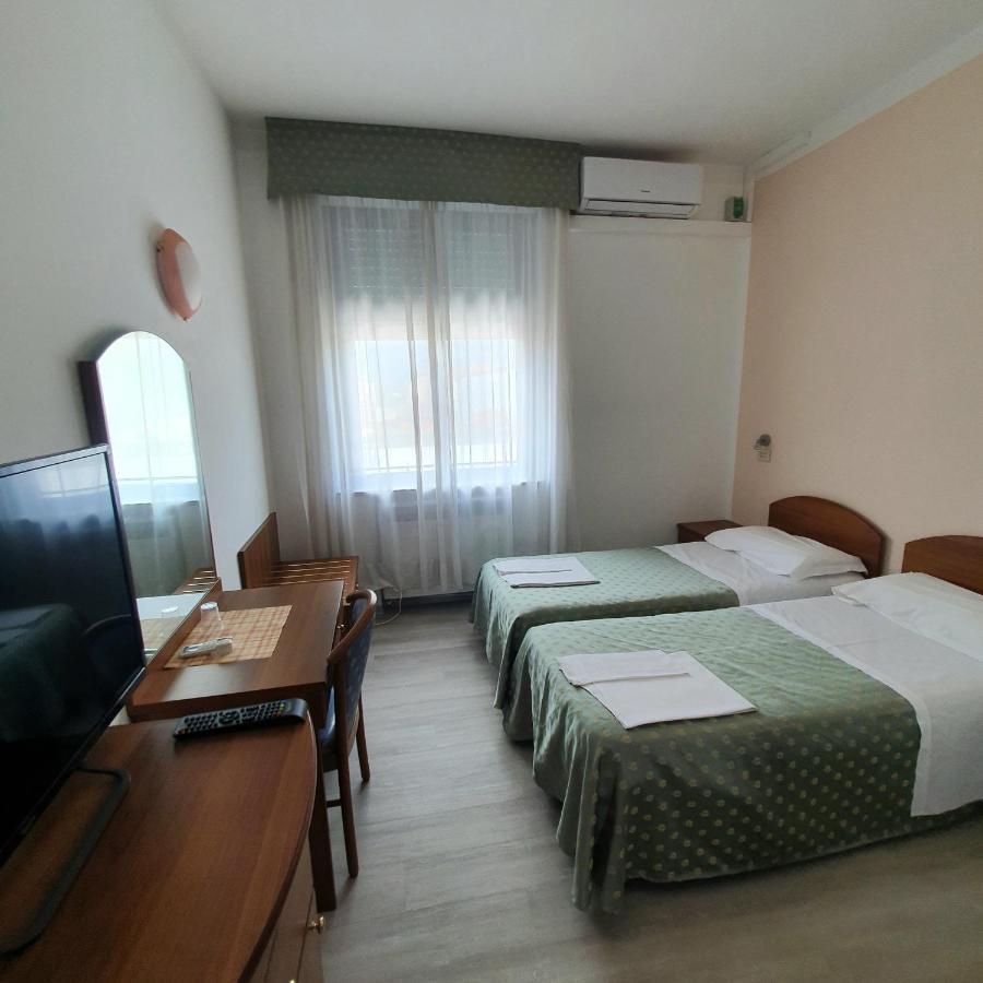 Hotel Perla Massa Lombarda ภายนอก รูปภาพ