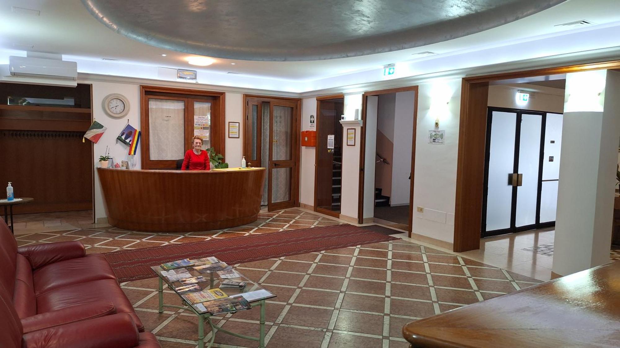 Hotel Perla Massa Lombarda ภายนอก รูปภาพ